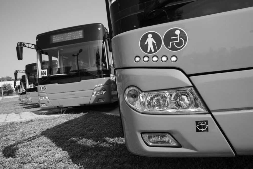 Meerdere bussen geparkeerd