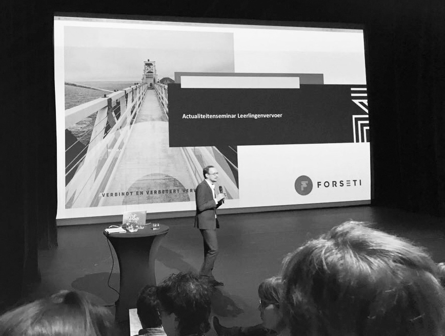 Presentatie actualiteitenseminar op grote scherm