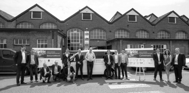 taxibussen op de achtergrond en mensen op de voorkant