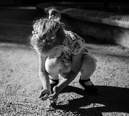 Leerling speelt met zand