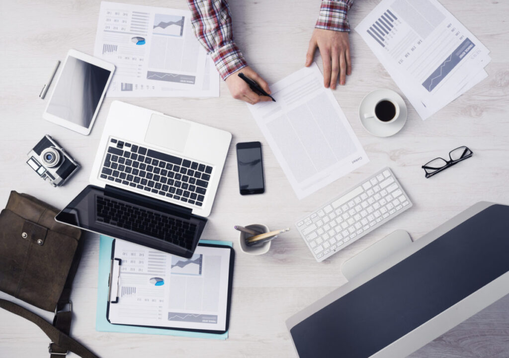 Bureau met laptop en spullen