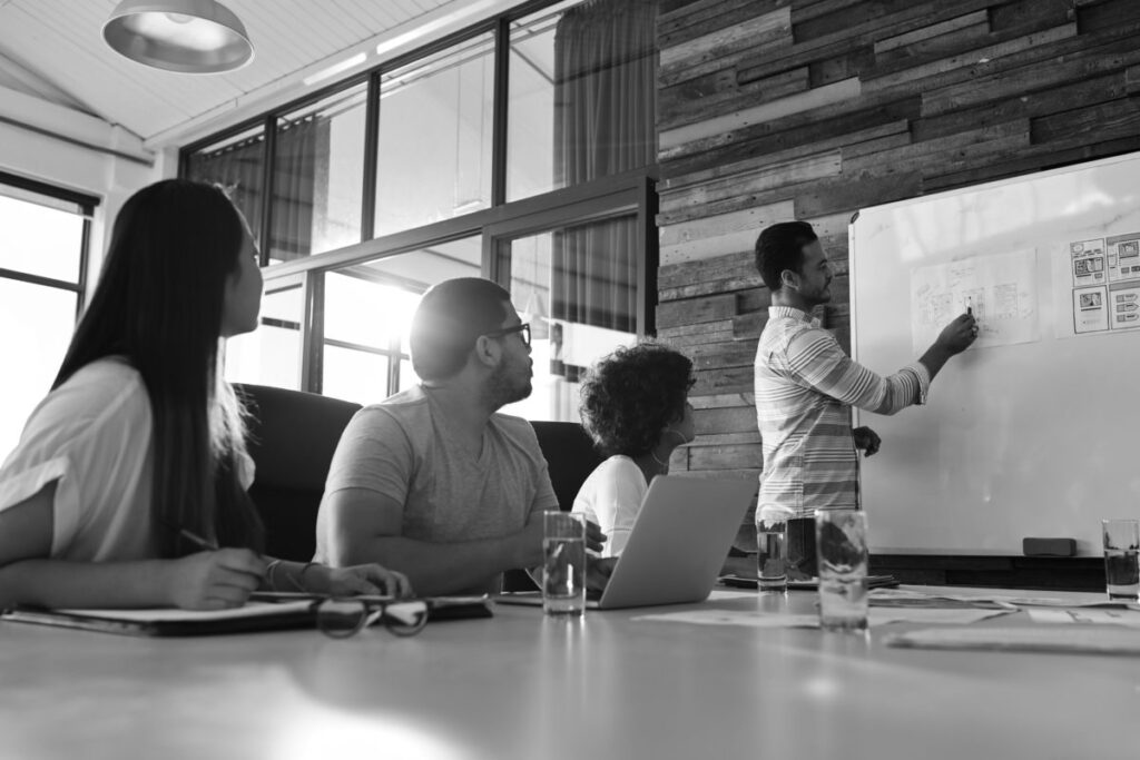 mensen bij een overleg