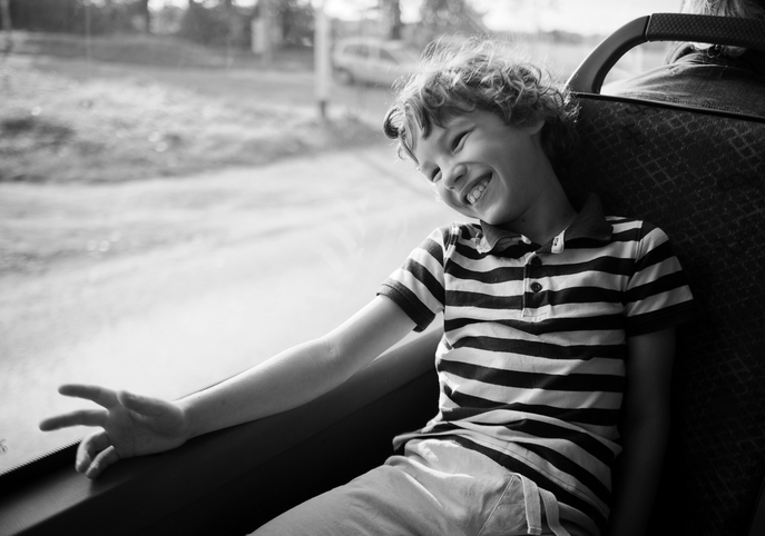 Jongen in bus