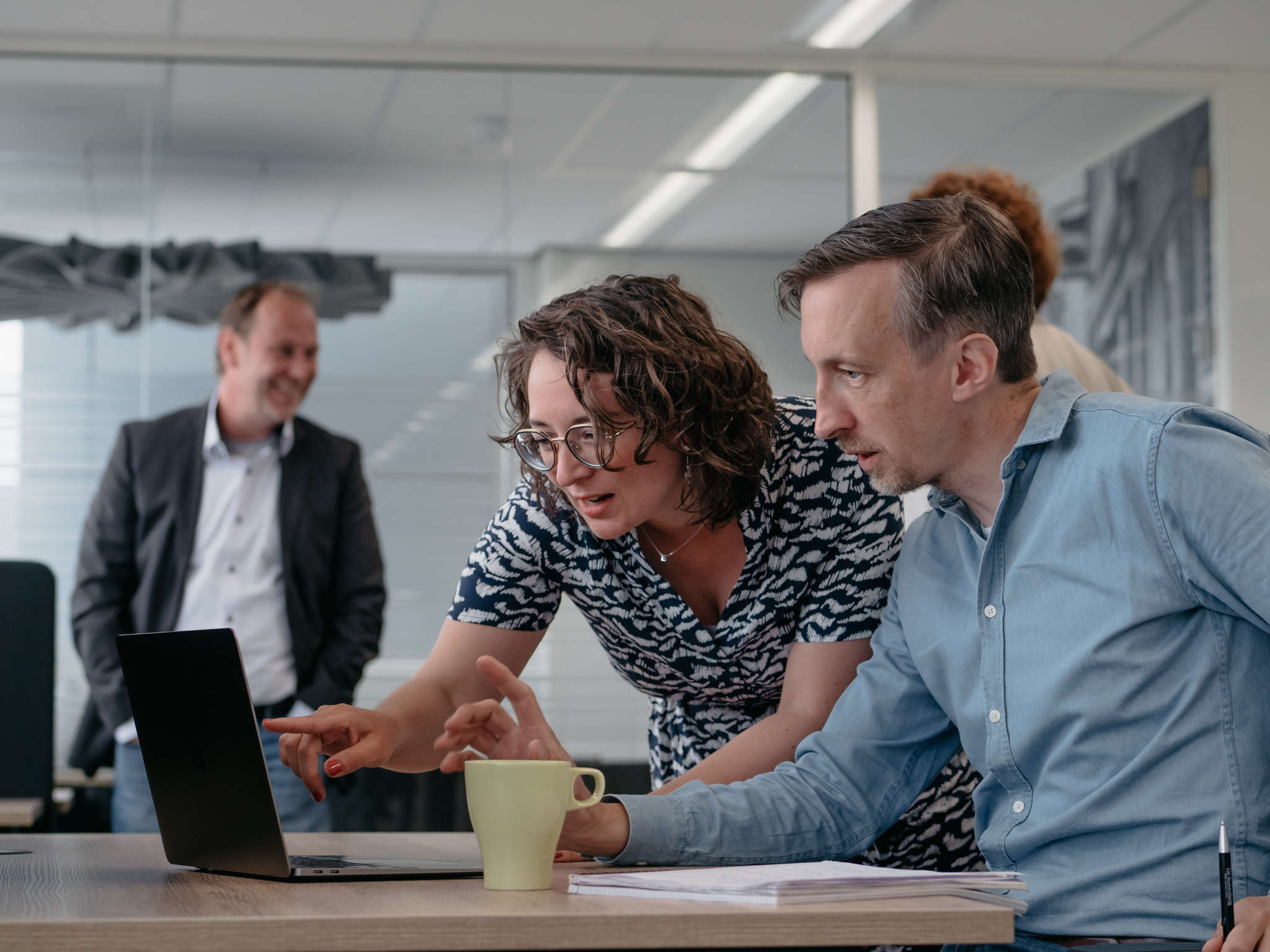 Collega's forseti samen achter scherm